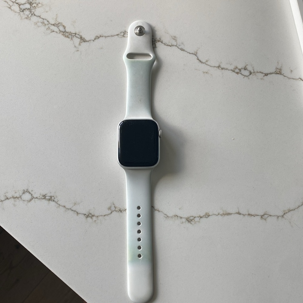 Apple Watch 44 MM Series 4 Silver Aluminum Case White Sport Band - Picture 14 of 16